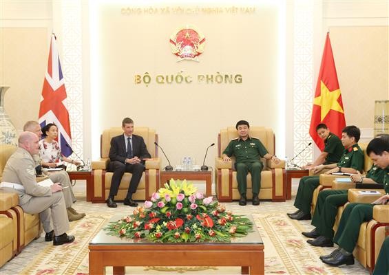 Senior Lieut-General Vo Van Tuan receives British Ambassador Giles Lever - ảnh 1